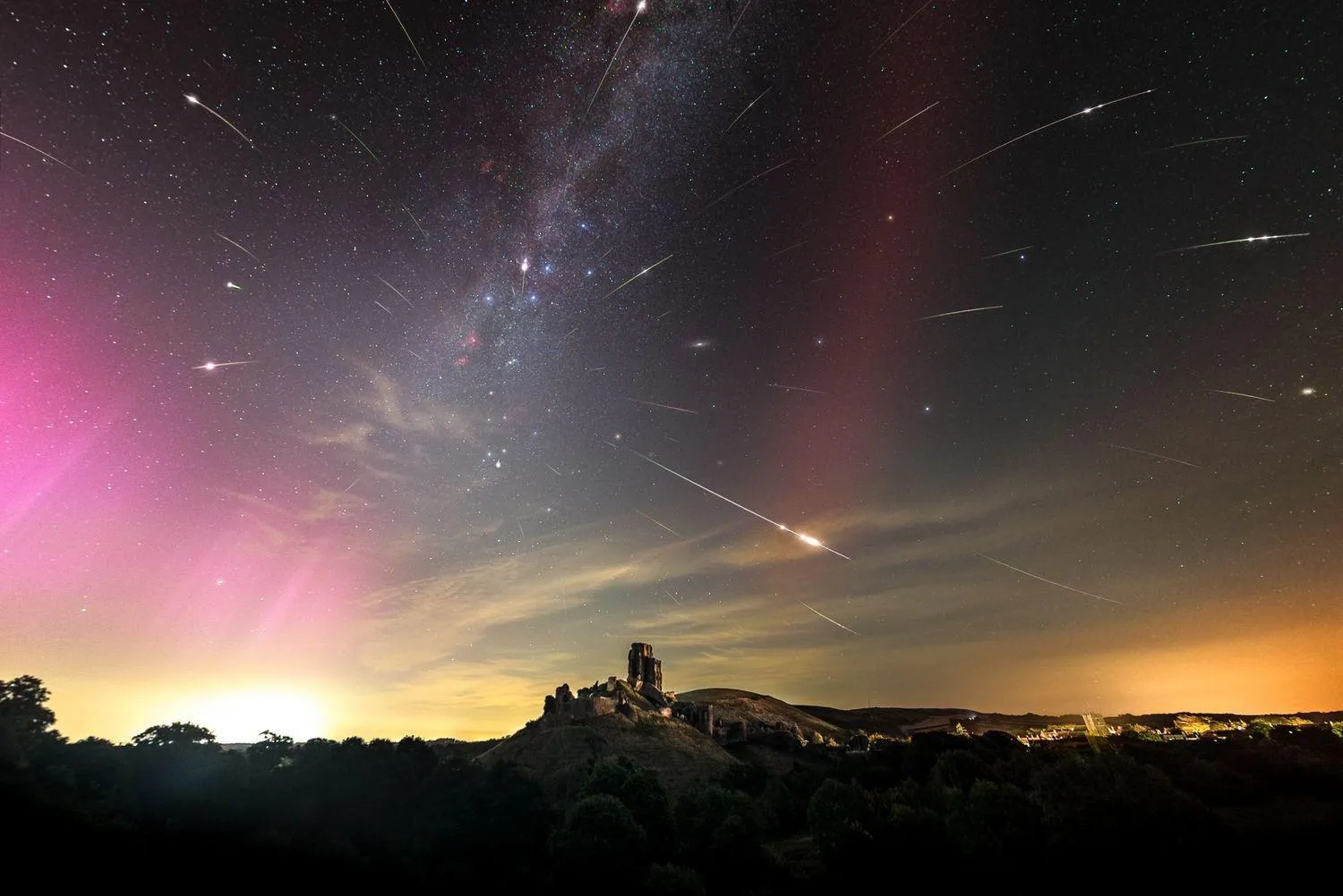 Lee más sobre el artículo Una foto «única en la vida»: meteoros Perseidas, auroras boreales y un extraño arco iris brillan sobre un castillo del siglo XI