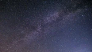 Lee más sobre el artículo Cómo diferenciar en las fotos las rayas de los meteoritos de las de los satélites