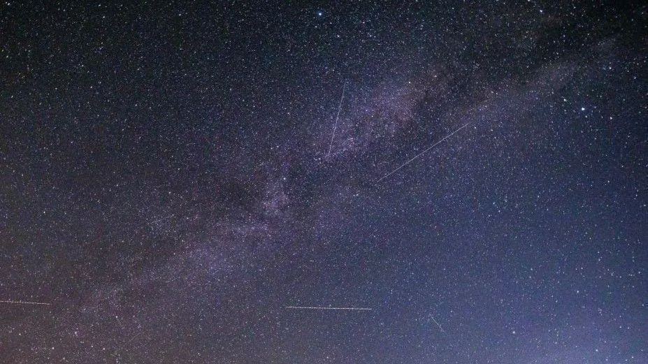 Lee más sobre el artículo Cómo diferenciar en las fotos las rayas de los meteoritos de las de los satélites